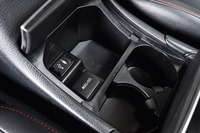 センターコンソールの小物入れには、カップホルダーのほかにUSBやAUXのコネクターが備わる。