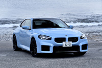 日本だけでなくグローバルでも2023年4月に発売された新型「BMW M2クーペ」。6段MTと8段ATがラインナップされ、価格はどちらも958万円。