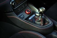 クラッチを除くと、トランスミッションまわりは基本的にベース車と共通。試乗車にはオプションのカーボンシフトノブが採用されていた。