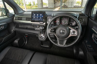 「カスタム L・ターボ Honda SENSING」のインストゥルメントパネルまわり。今回、ホンダの軽として初めてステアリングにテレスコピック機構が採用された。