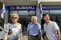 筆者(写真右)と。2人が足としているクルマは、マージ氏(同中央)が初代「ジャスティ」で、マルナさん(左)は動画冒頭に登場する「M80(日本名:レックス)」である。いずれも約30年選手だが大切に乗り続けている。