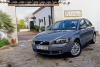 【スペック】S40 2.4i(欧州仕様):全長×全幅×全高=4468×1770×1452mm/ホイールベース=2640mm/車重=1399kg/駆動方式=FF/2.4リッター直5DOHC20バルブ(170ps/6000rpm、23.5kgm/4400rpm)