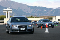 ドライビングポジションとステアリング操作のレッスンは、“安全”はもちろん“良い体験”のためにも、全シチュエーションで最初にしっかり行う。