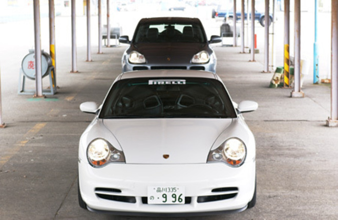 【スペック】GT3:全長×全幅×全高=4435×1770×1275mm/ホイールベース=2355mm/車重=1380kg/駆動方式=RR/3.6リッター水平対向6DOHC24バルブ(381ps/7400rpm、39.3kgm/5000rpm)/車両本体価格=1419.0万円(テスト車=1575.5万円/バイキセノンヘッドライト&ウォッシャー=14.0万円/PCCB=135.0万円/ホイールキャップ=2.5万円/センターコンソール=5.0万円)