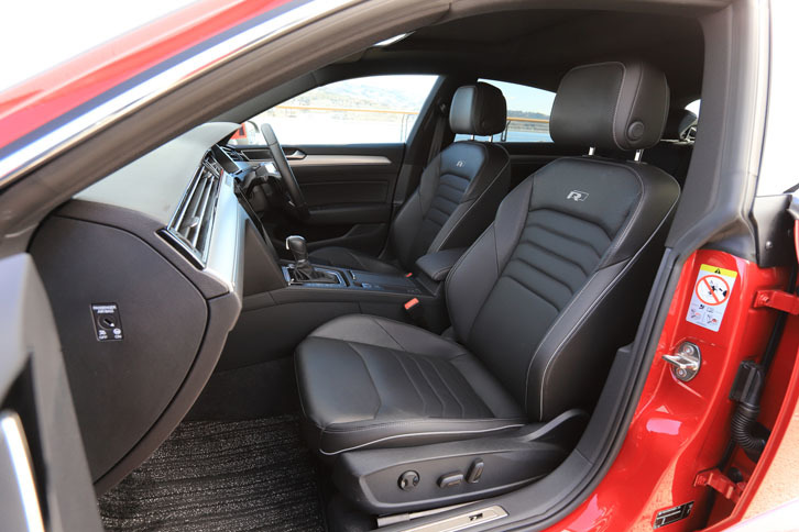 「フォルクスワーゲン・アルテオン」のフロントシート。クルマの車内がどんどん静かになっている昨今では、タイヤに求められる性能の中でも、静粛性のプライオリティーが高まっている。