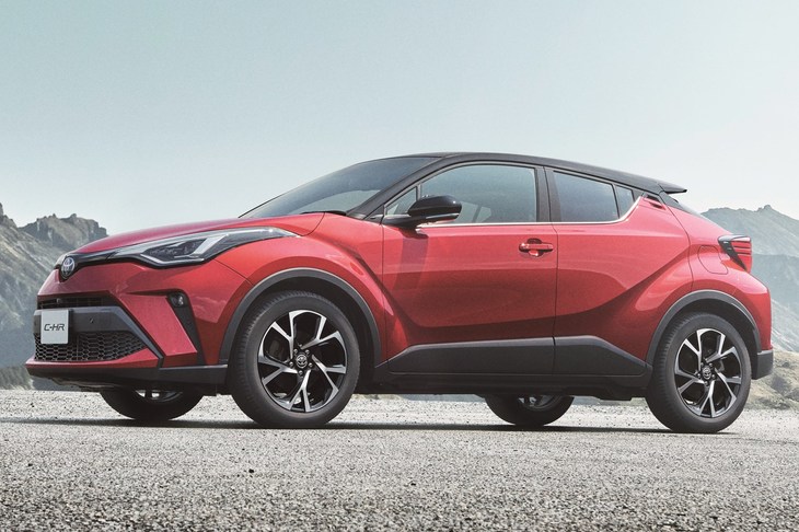 「C-HR」の価格は238万2000円~304万5000円。「ライズ」も含めて「ヤリス クロス」(179万8000円~281万5000円)の価格とオーバーラップさせることでユーザーにアップサイジングを勧めやすくなる絶妙な価格設定だ。