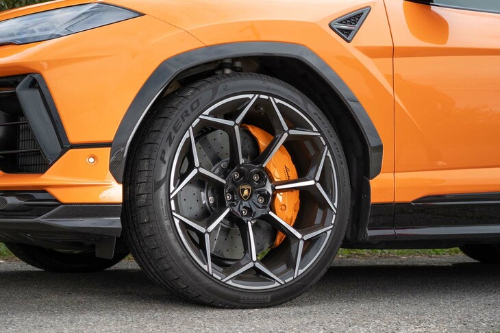 タイヤ&ホイールは22インチが標準で、試乗車の23インチはオプション。直径440mmのディスクの半分近くを覆う10ピストンキャリパーが主張する。