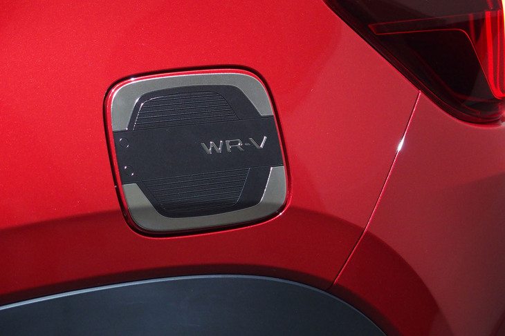 ホンダWR-V純正アクセサリー装着車(フューエルリッドデカール)