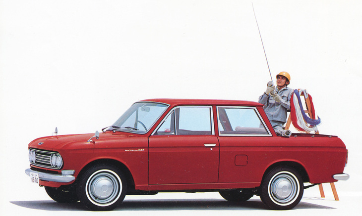 「ダットサン・トラック」には基本設計を共有する「ピックアップ(ダブルピック)」と「2ドアライトバン」がバリエーションとして存在した。写真のピックアップは1967年に再度フェイスリフトを受けたモデルで、グリルがより繊細なデザインとなった。