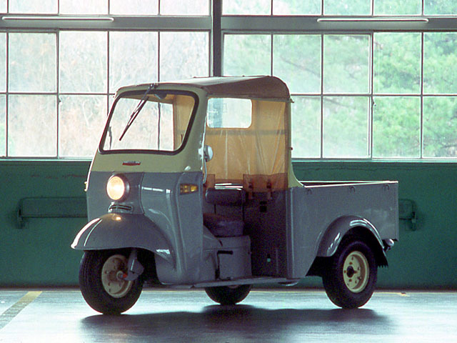 1957年に登場した軽規格のオート三輪「ダイハツ・ミゼット」。安価で乗りやすく、当時の“軽免許”でも運転できることから大ヒットを記録。他の小規模メーカーの製品は淘汰(とうた)されてしまった。