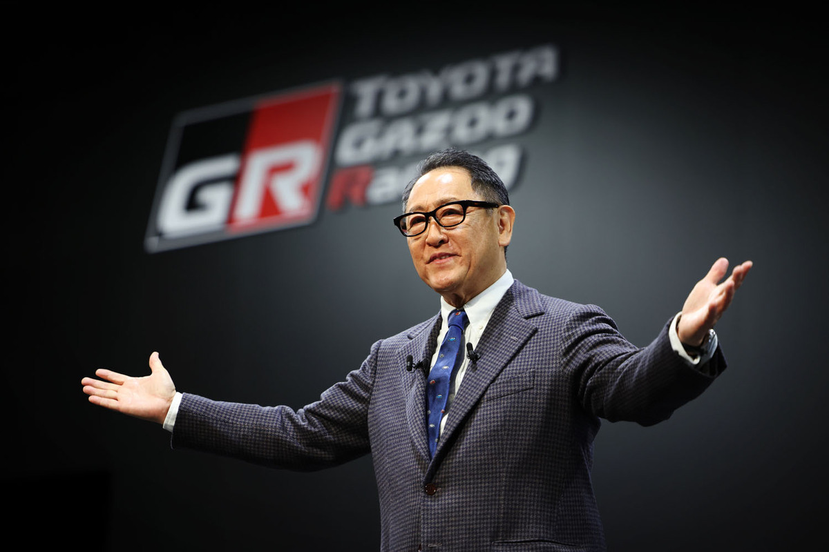 豊田章男社長&ストイコビッサインボール トヨタを変えた風雲児 豊田章男社長という“時代” - webCG