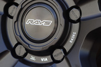 「ボルクレーシングG025GC」の耐荷重の目安は、センターの刻印に見られるとおり840kg。一台あたり3.3t以上の車重を許容する。