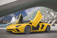 ピークパワーが700psから740psへ強化された「アヴェンタドールS」。ボディーの空力性能やシャシーにも大きく手が入った。