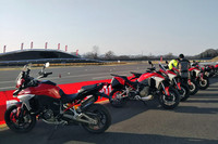 ドゥカティの新型バイク「ムルティストラーダV4」。最近はこういうアドベンチャーツアラーも、すっかりあか抜けたよね。昔はラリーマシンそのまんまのナリだったのに。