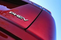 新たに設定されたプラグインハイブリッドモデルは高い順から「P」「G」「M」の全3グレード展開。試乗車はPで、車両本体価格は447万7000円。