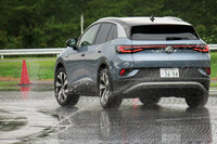 スキッドパッドのエリアでは、円状のコース上のみが摩擦の低いゾーンとなっており、そこからはみ出ると特定のタイヤのみグリップ力が回復して、たちまち挙動が乱れる。クルマを滑らせつつ、狙ったとおりのコースに乗せ続けるという、なかなかに難しい運転体験をさせてもらった。