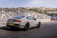 「コンチネンタルGT S」のリアビュー。「コンチネンタルGT/GTC」でクローム仕上げとなる外装の加飾が、ブラックでコーディネートされる。