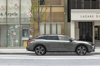 駆動用リチウムイオンバッテリーの容量は12.4kWh。同じプラットフォームを使う「C5エアクロスPHEV」よりもわずかに容量が小さくなっている(C5エアクロスは13.6kWh)。