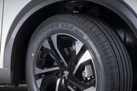 サイドウォールには「PROXES CL1 SUV」と「TOYO TIRES」の大きなロゴがデボス加工される。