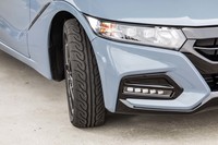 フロントのホイールアーチに沿うように設けられた「エアロガイドステップ」は、ステアリングの切り始めでタイヤが発生する空気の乱流を抑え、路面との接地性を高める。