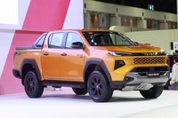 2025年11月10日にタイで世界初披露された新型「トヨタ・ハイラックス」。発表会では元横綱の白鵬 翔も登壇した。