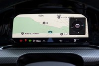 デジタルメータークラスター「デジタルコックピットプロ」は全モデルに標準装備。ドライバーが映り込まないよう、少し下を向けてレイアウトされている。