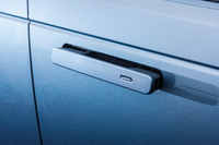 ランドローバーで初めて、ドアパネル格納式のデプロイアブル・ドアハンドルが採用された。