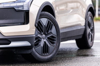 今回の試乗車はブラックを基調とした19インチホイールに、235/50R19サイズの「グッドイヤー・エフィシェントグリップ パフォーマンスSUV」タイヤを組み合わせていた。