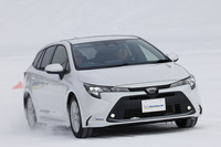 「クロスクライメート3」が装着された「トヨタ・カローラ ツーリング」で、ダブルレーンチェンジを試す様子。ドライやウエット路面と同じように走れる……とはいかないものの、ステアリングの利きにも不安を感じることはなかった。