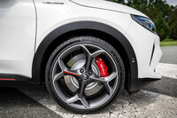 「ヴェローチェ」のホイールサイズは20インチで、「Venti」と呼ばれるアロイホイールを装着。試乗車はミシュランのBEV用ハイパフォーマンスタイヤを装着していた。