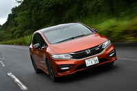 マイナーチェンジでは、デュアルクラッチ式7段ATのギアレシオと駆動力制御も見直され、発進加速時のレスポンス向上が図られた。