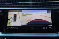 大柄なクルマだけに取り回しをサポートする装備は充実。直上から見たような映像をモニターに表示する「サラウンドビューカメラ」や、タイヤ周辺の状況を3Dビューで表示する「カーブストーンアシスト」も用意される。