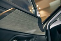 ドアパネルに貼られたベージュのパネルにも細かな幾何学模様が刻まれている。