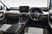 高さを抑えたインストゥルメントパネルや、室内から見えないように設計されたワイパーなどにより、広々とした視界が確保された従来型「RAV4」のインストゥルメントパネル。