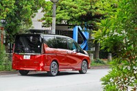 2022年11月に発表された現行型「日産セレナ」。ハイブリッド車の「e-POWER」は純エンジン車よりやや上市が遅れ、2023年2月に受注開始、同年4月に発売となった。