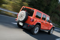 ボディーについては、ドアやフェンダーなどをアルミニウム製とすることで軽量化を実現。スイングゲートの骨格部分にマグネシウムを使用するなどして、十分な剛性も確保している。