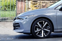 アダプティブシャシーコントロール“DCC”が選択された今回の試乗車では、18インチホイールと225/40R18サイズの「ブリヂストン・ポテンザS005」タイヤが組み合わされていた。