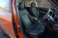 パワフルな「クーパーSD ALL4」には、サイドサポートが大きく張り出したスポーツシートが装着される。クロス状にパンチングが入った本革の表皮は、有償のオプション。