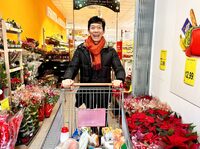 2023年12月シエナ。クリスマスの買い出しでにぎわうスーパーマーケットで。