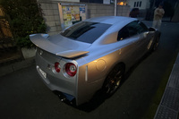 前後のバンパーの形状を改め、空力特性をリファインしたことにより、最大ダウンフォース量は10%も向上しているという。今回試乗した車両のボディーカラーは33万円の特別塗装色「アルティメイトメタルシルバー」である。