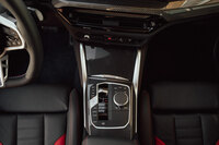 ギアセレクター、スタート/ストップボタン、iDriveコントローラーは、オプションでクリスタル製のアイテムが選択できるようになった。