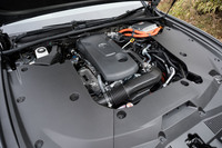 フロントには2.5リッターエンジンが縦置きで積まれる。エンジン単体のカバーと周囲のカバーのサイズが合っていないのが少し気になる。