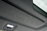 テールゲートの背面には「SUBARU」ロゴとともに等高線やコンパスが描かれている。