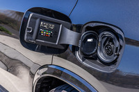 普通充電口を左リアフェンダーに配置。容量6.1kWhのバッテリーは、F1由来の技術でつくられた「AMGバッテリー」と呼ばれるもの。非導電性の液体をベースとする冷却液を循環させて、560個のセルすべてを個別に直接冷却するユニークな方式を採用している。