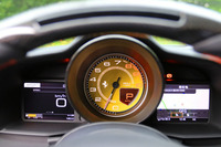 メータークラスターの中央にタコメーターが備わる(黄色いメーターダイヤルはオプション)。レッドゾーンは8000rpmから。