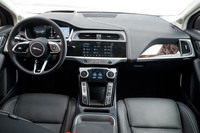 センターコンソールには、車両の設定を行うための10インチディスプレイを装備。その下方にはエアコン調節用のタッチパネルも配置される。