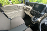 シフトセレクターはプッシュボタン式だが、パーキングブレーキは足踏み式。シフトセレクターの下部にパワーウィンドウスイッチが配置される。「8インチHonda CONNECT対応ナビ」は15万1800円のディーラーオプションとなるアイテム。