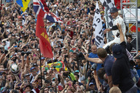 今回は、ハミルトン(写真右)によるハミルトンのためのイギリスGPだった。予選では今季6回目、イギリスで5回目、通算67回目のポールポジションを獲得し、ポール記録で歴代最多のミハエル・シューマッハーにあと1つと迫った。レースではポール・トゥ・ウィン、スタートからの全周リード、さらにファステストラップを加え「グランドスラム」を達成。ジム・クラークとアラン・プロストが持つイギリスGP最多勝記録に並ぶ「5勝目」をマークした。そして何より、今季タイトルを争うセバスチャン・ベッテルに1点差まで詰め寄ることができたのは大きな成果だった。(Photo=Mercedes)