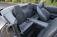 身長150cm以下が推奨される後席は、手荷物置きとして立派に機能する。減速時に荷物が落ちないよう、座面は後ろに傾斜している。