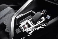 トランスミッションは6段AT。手動変速は写真のシフトセレクターに加え、ステアリングホイールのシフトパドルでも可能となっている。